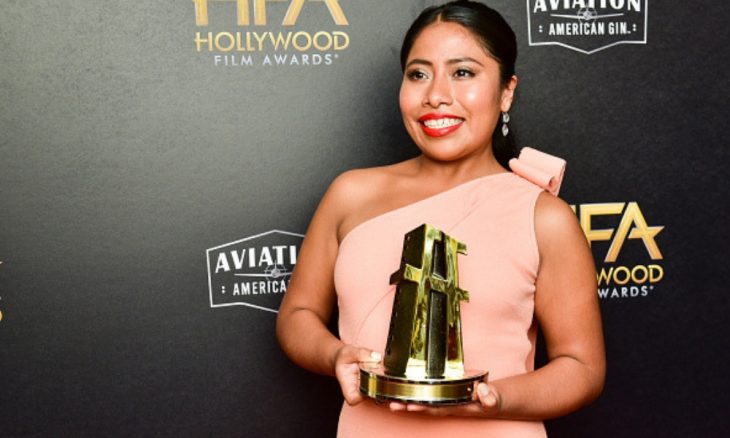 mujer con premio sonriendo 