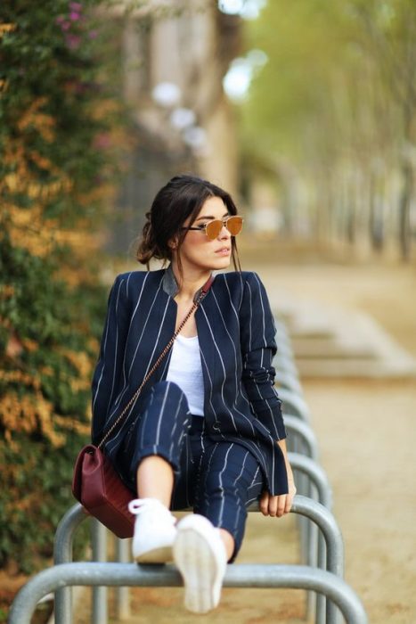 mujer con traje sastre de rayas y blazer 