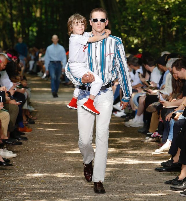 hombre con camisa de rayas y pantalón a la cintura 