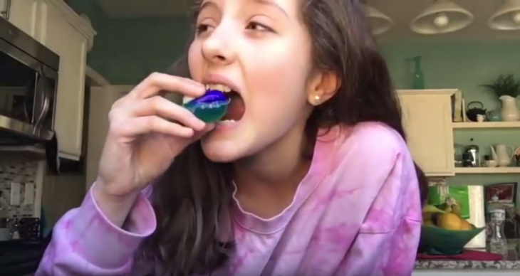 niña comiendo capsula de jabón 