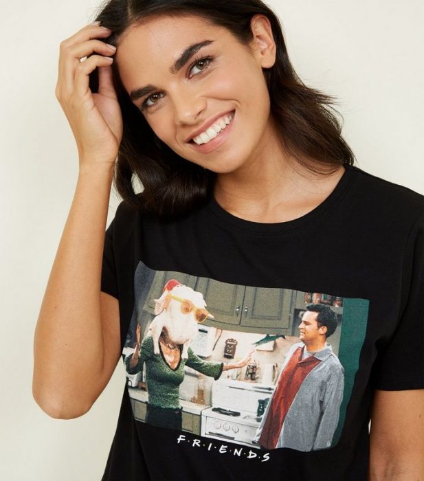 mujer sonriendo con playera negra 