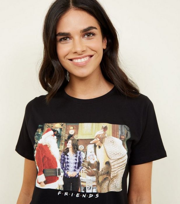 mujer con playera negra sonriendo 