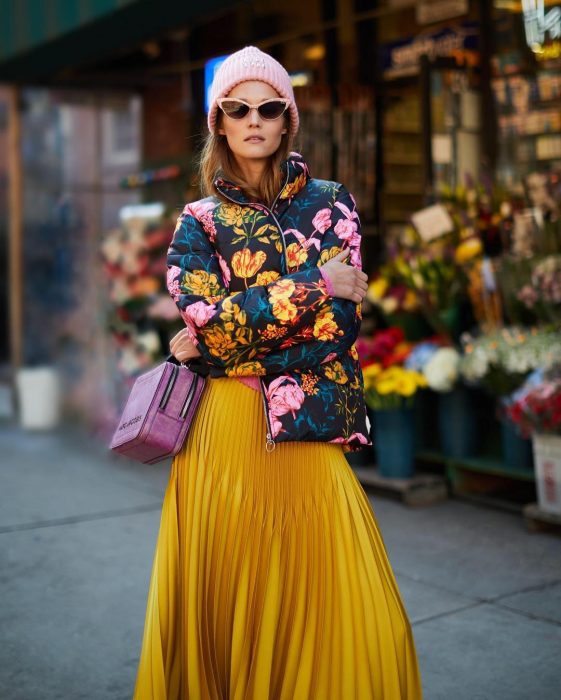 mujer con chamarra puffer con flores 