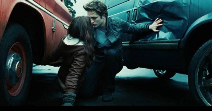 Edwar cullen deteniendo la camioneta que iba a atropellar a bella swan