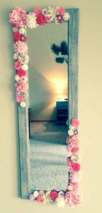 Espejo decorado con flores en departamento de soltera 