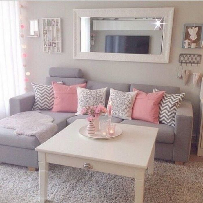 Sala de estar en color lavanda con cojines rosas