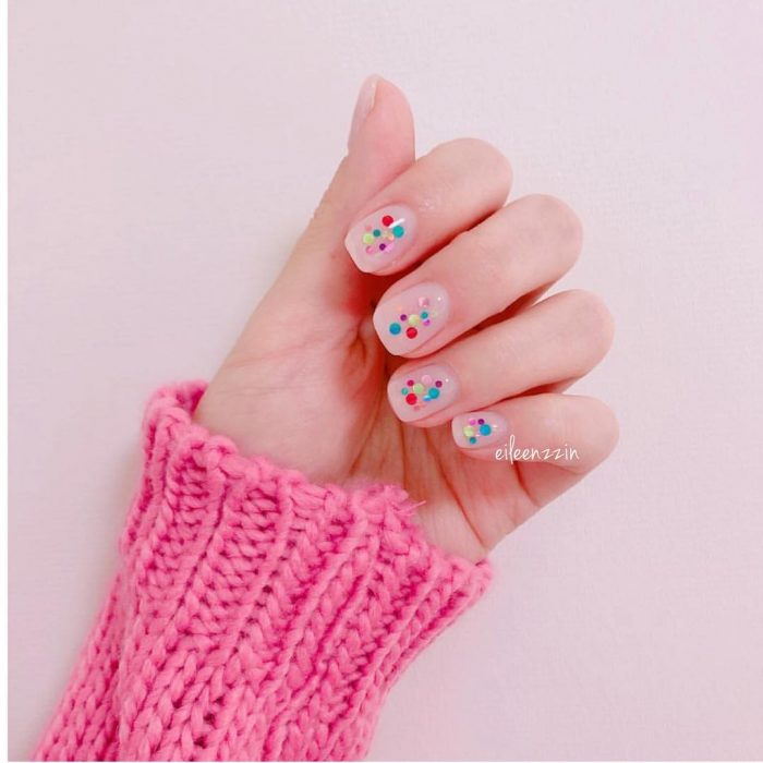 uñas rosas con piedras de colores 