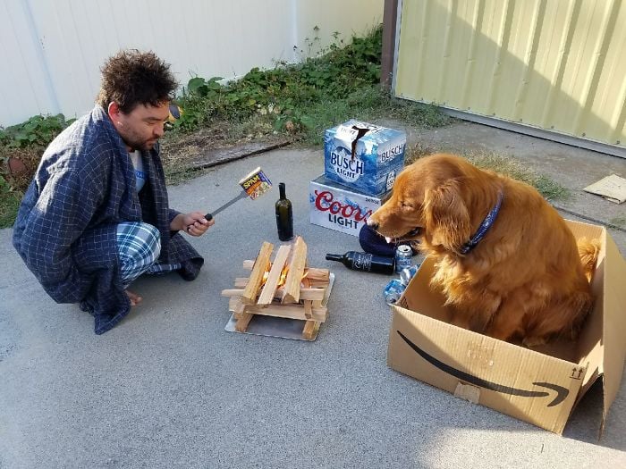 hombre jugando con su perro 
