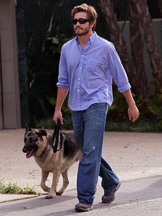 Famosos paseando a sus perros en la calle 