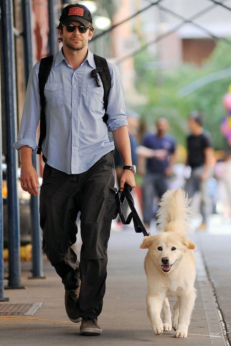 Bradley Cooper caminando acompañado de su perro 