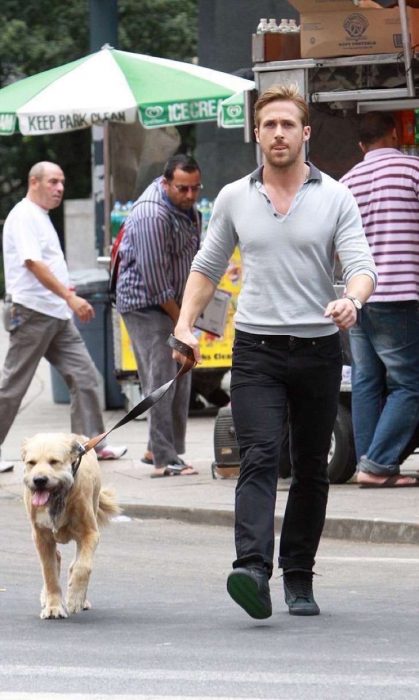 Ryan Gosling paseando con su perro 