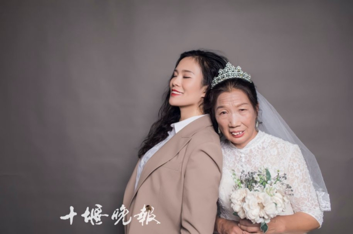 Mujer abrazando a su madre durante su sesión de fotos de boda 