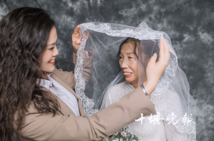 Donna che abbraccia sua madre durante la sua sessione di foto di nozze 