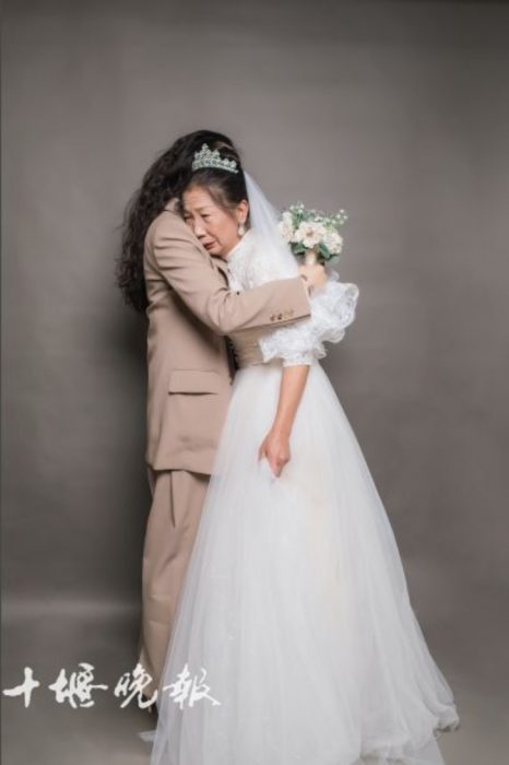 Donna che abbraccia sua madre durante la sua sessione di foto di nozze 