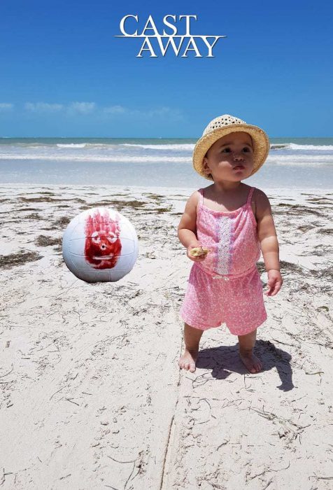 niña divirtiéndose en la playa 