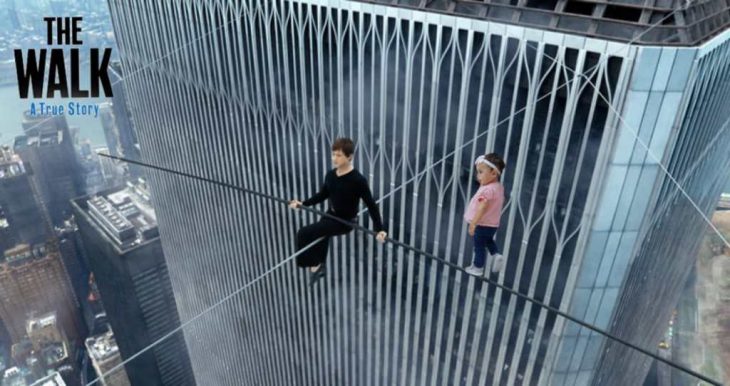 Niña caminando sobre la orilla de un edificio