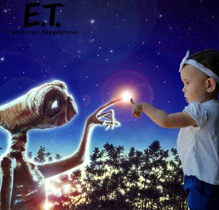 Niña recreando la escena de E.T.