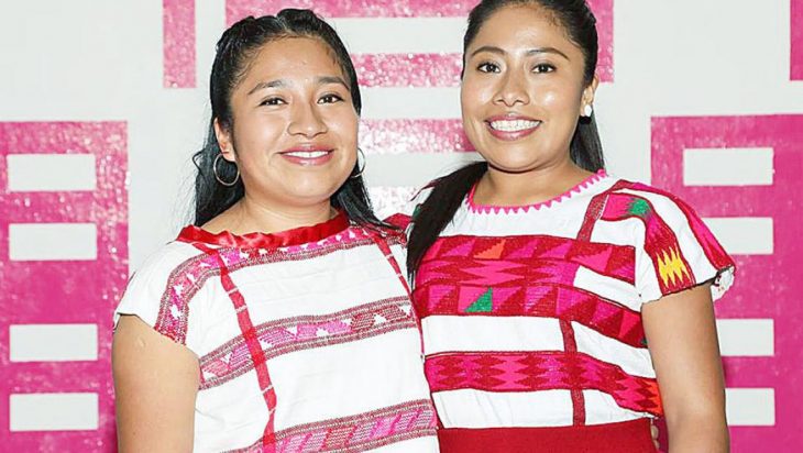 mujeres morenas con camisa blanca y rosa 