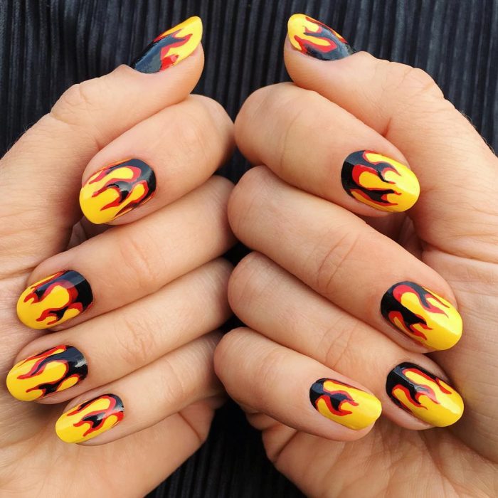 mujer con uñas de fuego con negro 