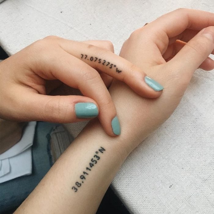 tatuajes con coordenadas en dedos y manos 