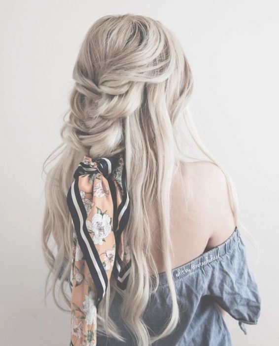 mujer rubia con trenza y pañuelo de flores