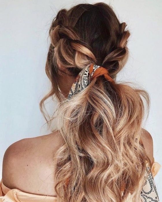 mujer rubia con trenzas y pañuelo naranja 