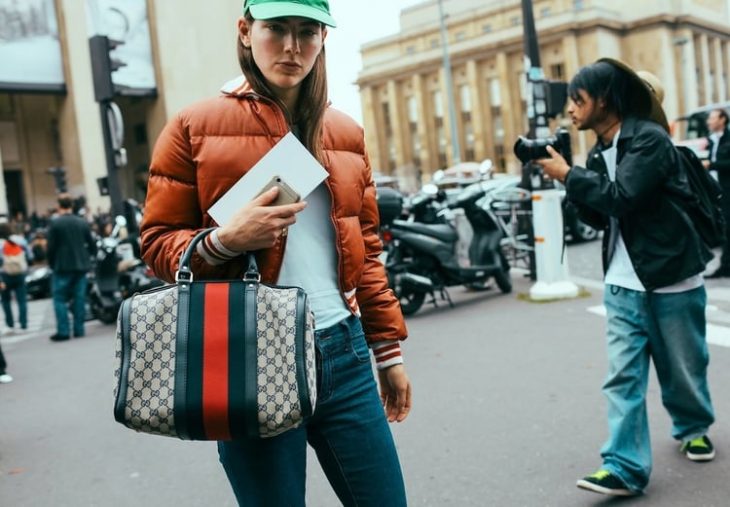 mujer con chamarra naranja puffer 