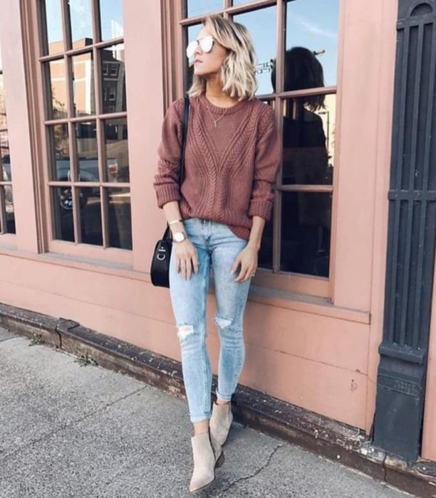 Chica usando un atuendo casual con botas camel 