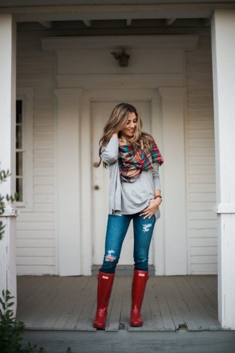 Chica usando unas botas de lluvia con un atuendo casual 