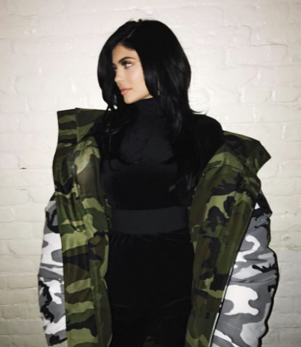 mujer chamarra puffer de militar 