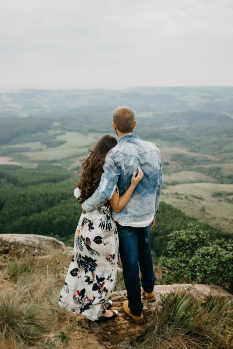 pareja abrazados mirando a horizonte 