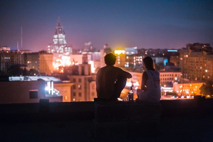 pareja de namorados mirando las luces de la ciudad