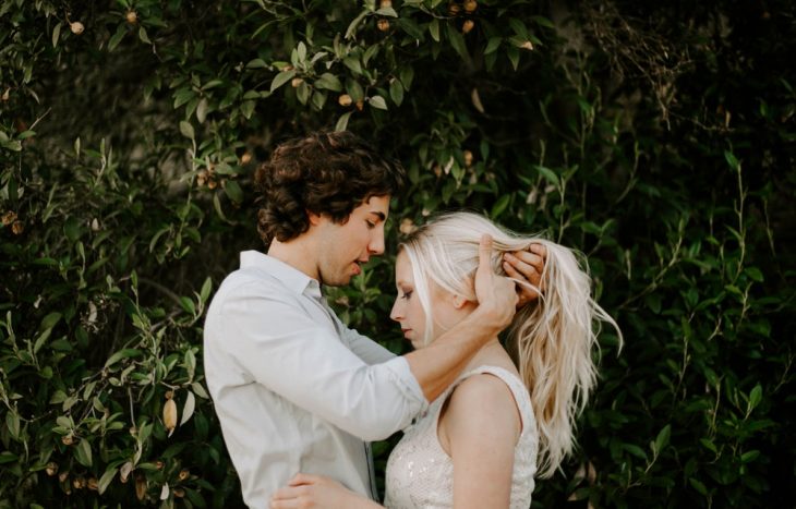 pareja de novios mirándose fijamente a los ojos