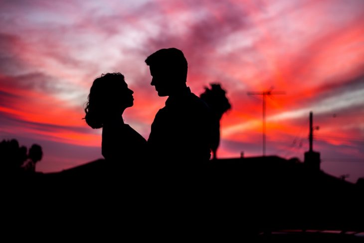 pareja de enamorados mirando el atardecer 