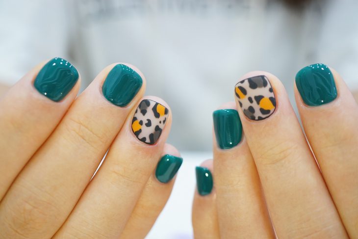 uñas de mujer esmeralda con leopardo 