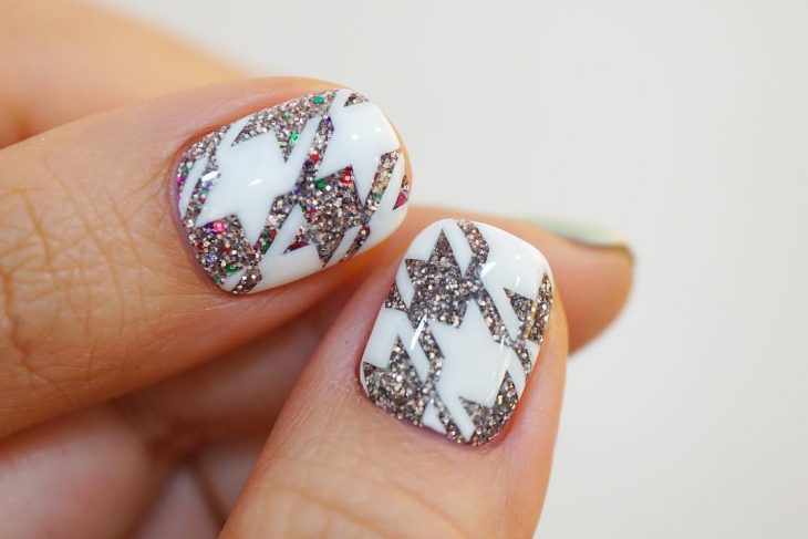 uñas de mujer blancas con gris y brillo