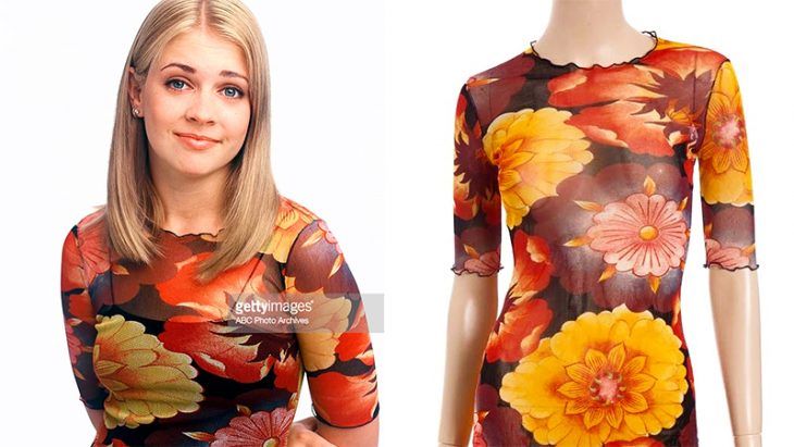 mujer con blusa transparente con flores naranjas 