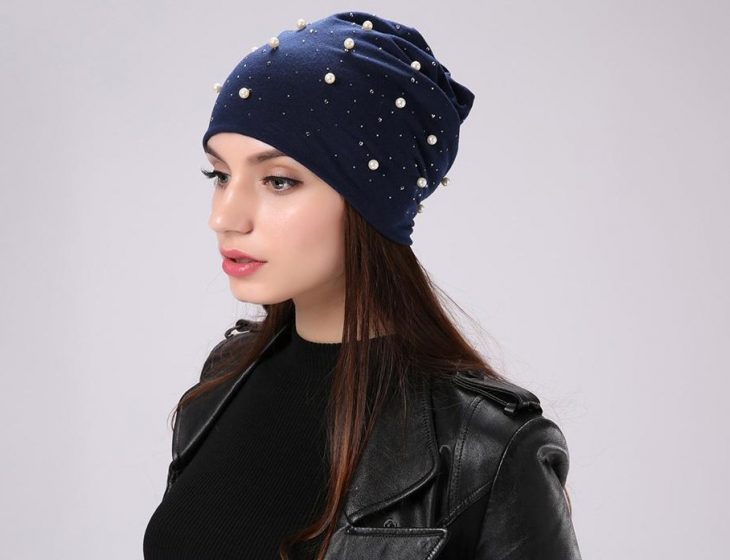 mujer con gorrito azul y perlas 