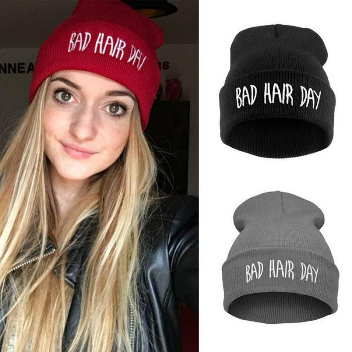 mujer rubia con gorritos bad hair day 