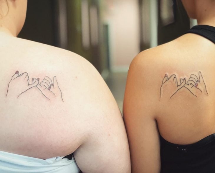 tatuajes con manos de mujer y meñique 