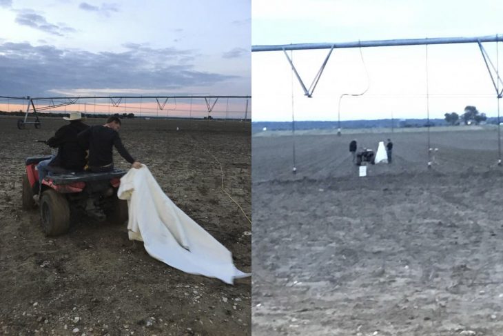 hombres en terreno con tierra y vestido arrastrando 