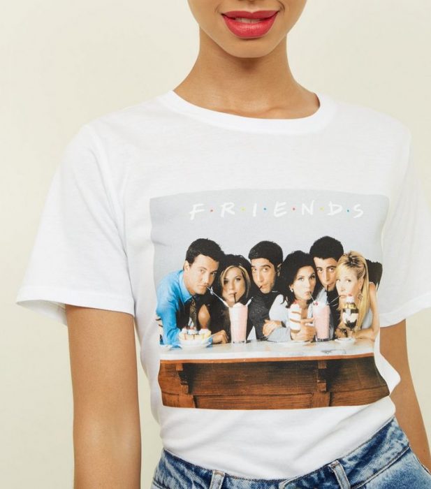 Mujer con playera blanca de friends 