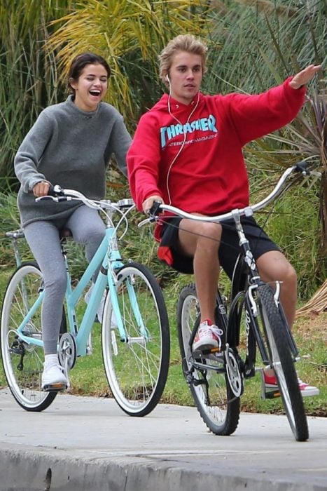 pareja en bicicleta 
