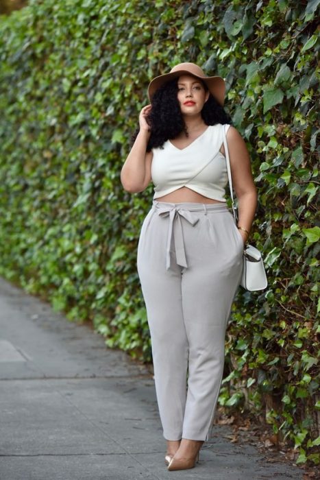 pantalón gris y crop top 