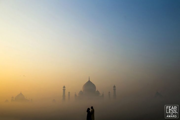 pareja de hombre y mujer entre niebla entre castillo