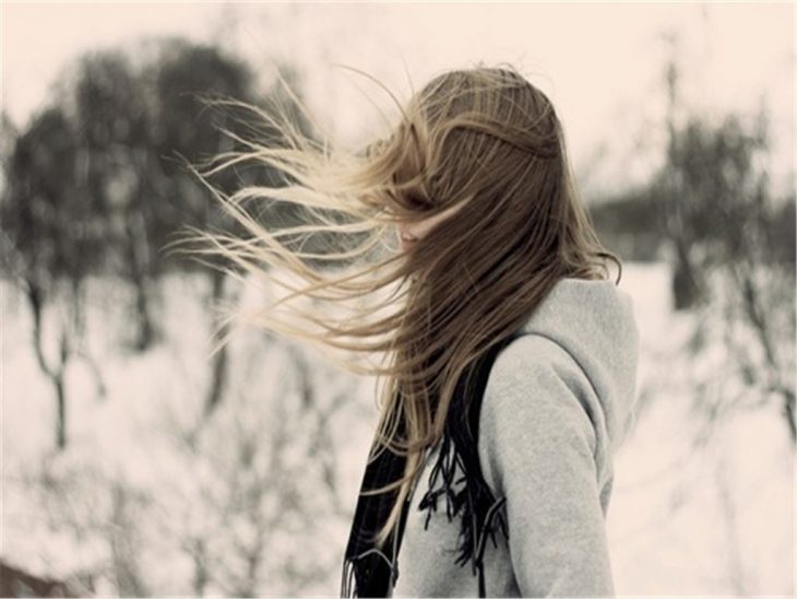 mujer rubia con cabello largo entre el bosque 