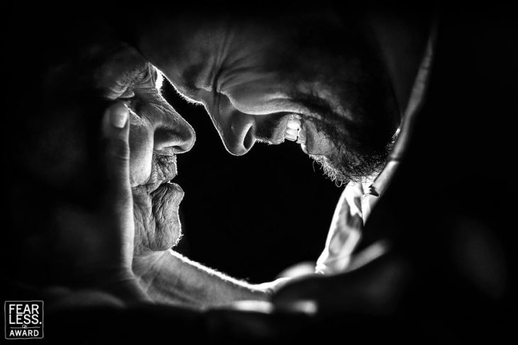 hombre sonriendo con mujer anciana abuela 