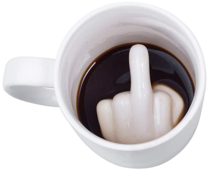 taza blanca con dedo 