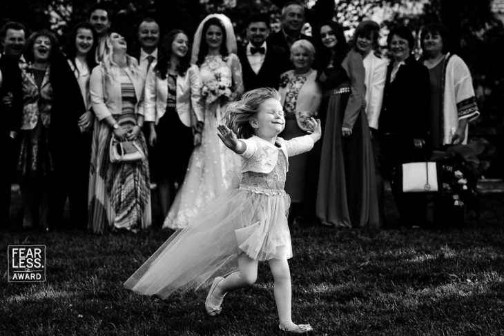 niña con vestido corriendo felliz y pareja novios y familia 