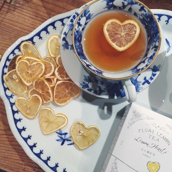 taza de té con rodajas de limón 